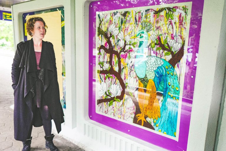 Kunst schmückt S-Bahn-Station – Jugendliche sorgen für Farbe in Neuwiedenthal