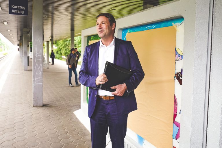 Kunst schmückt S-Bahn-Station – Jugendliche sorgen für Farbe in Neuwiedenthal