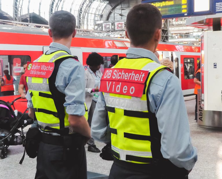 Mehr Sicherheit für Mitarbeiter und Fahrgäste – Hamburg setzt Bodycams ein