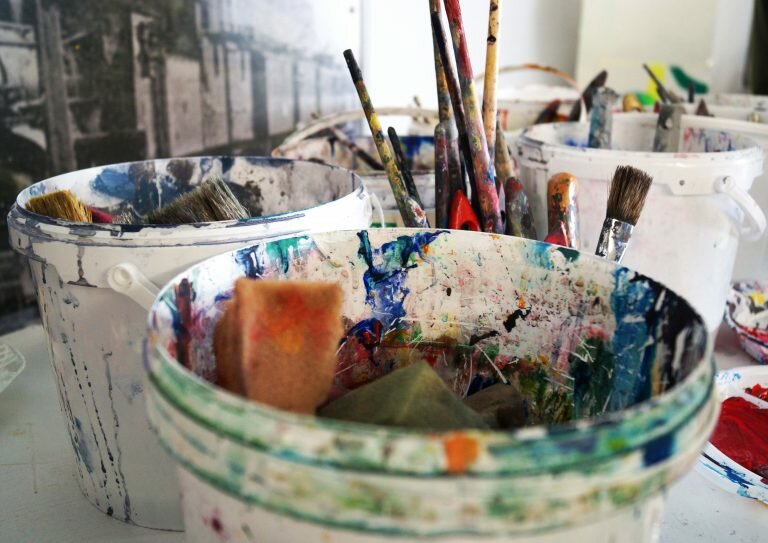 „Unter der Maske“ — Stationsverschönerung in Stade