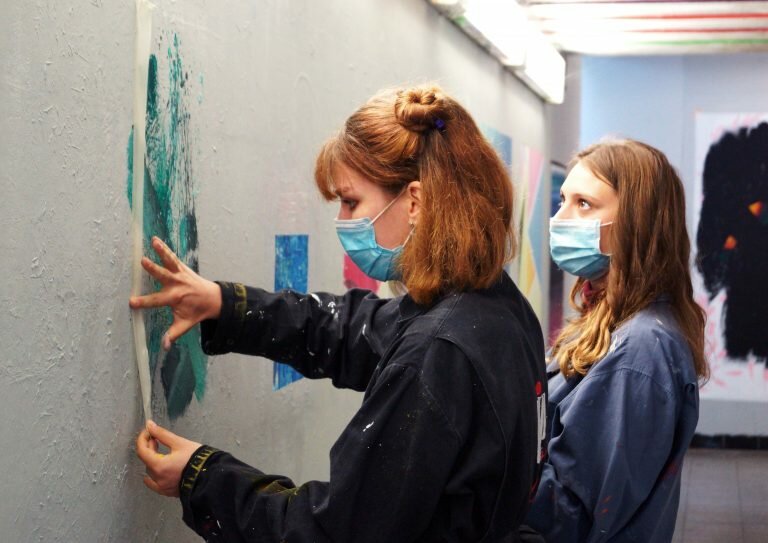 „Unter der Maske“ — Stationsverschönerung in Stade