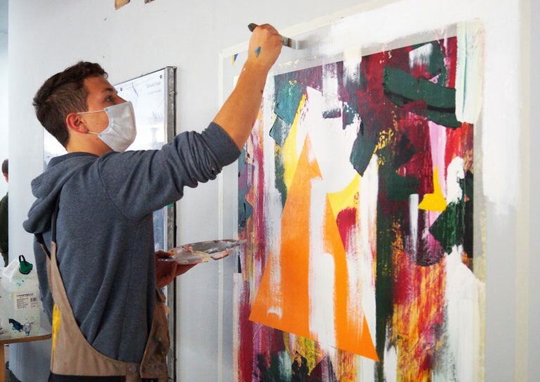 „Unter der Maske“ — Stationsverschönerung in Stade