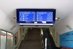 Schicke Infos im Bahnhofseingang – Unsere neuen Zugvoranzeiger sind da!