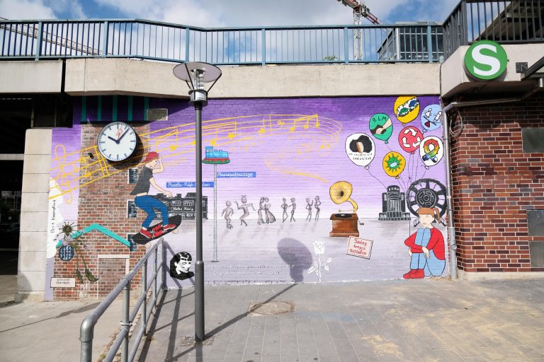 Schüler verschönern unsere Station – Bahnhof Alte Wöhr mit neuem Wandbild