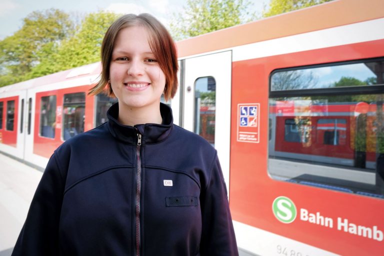 Celina Müller vor einer S-Bahn