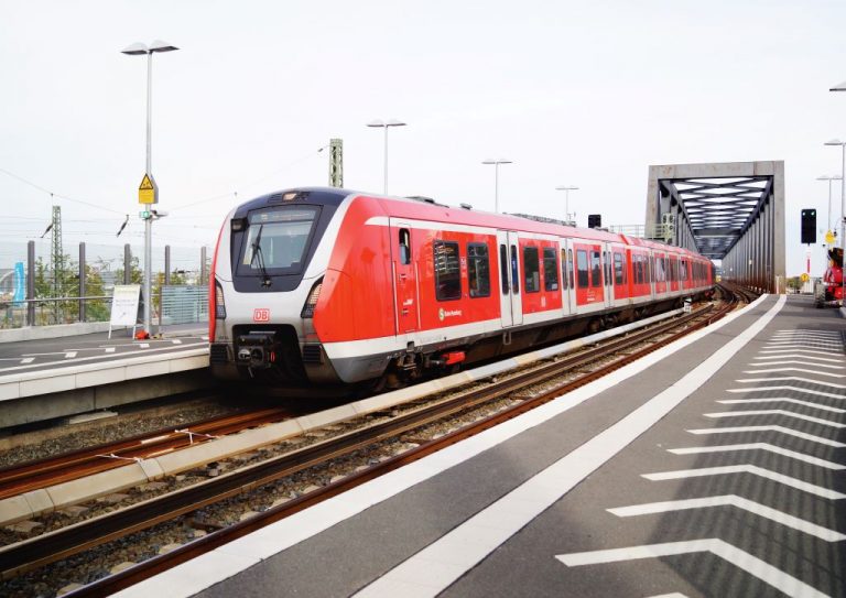 Weltpremiere: Hafenrundfahrt mit der S-Bahn zum Tag der Schiene