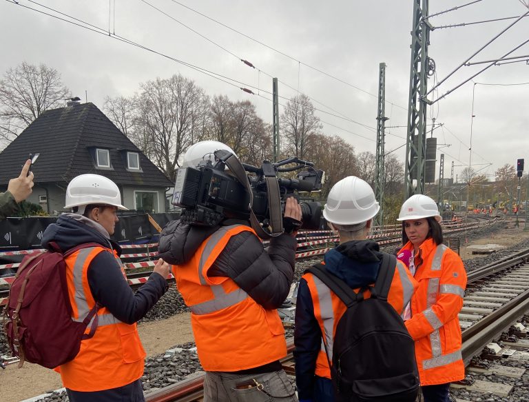 Unter Strom: Neue S-Bahnlinie S4 bekommt die ersten Leitungsmasten