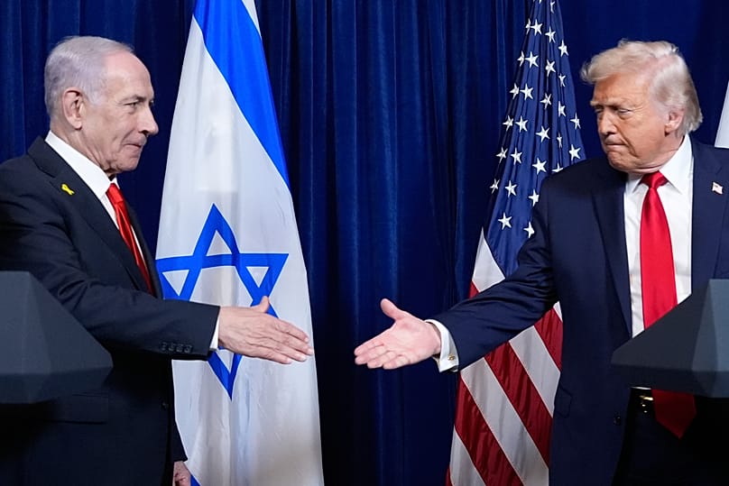 US President Donald Trump shakes hands with Israel's Prime Minister Benjamin Netanyahu at Mar-a-Lago, 29 December, 2025