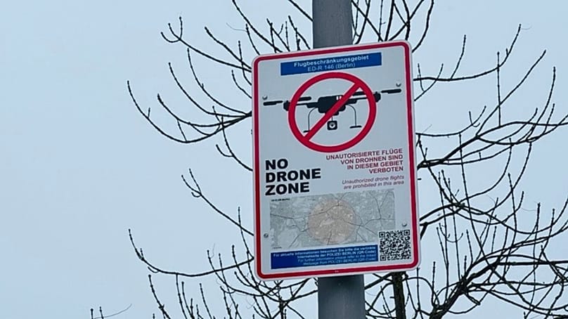 A drone prohibition sign in Berlin's government district, January 2026