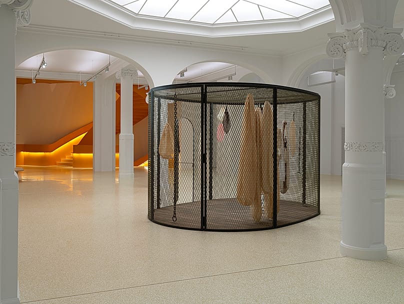 Louise Bourgeois, Peaux de lapins, chiffons ferrailles à vendre , 2006. Collection The Easton Foundation, New York.