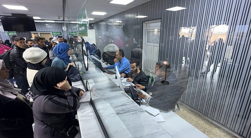 Syrian employees at the Jussiyeh border crossing register the personal data and official entry procedures of Syrian returnees coming from Lebanon on 3 March 2026.