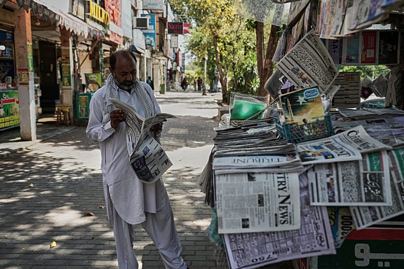 A Pakistani man reads a morning newspaper covering the US-Iran talks that were supposed to take place in Islamabad, 22 April, 2026