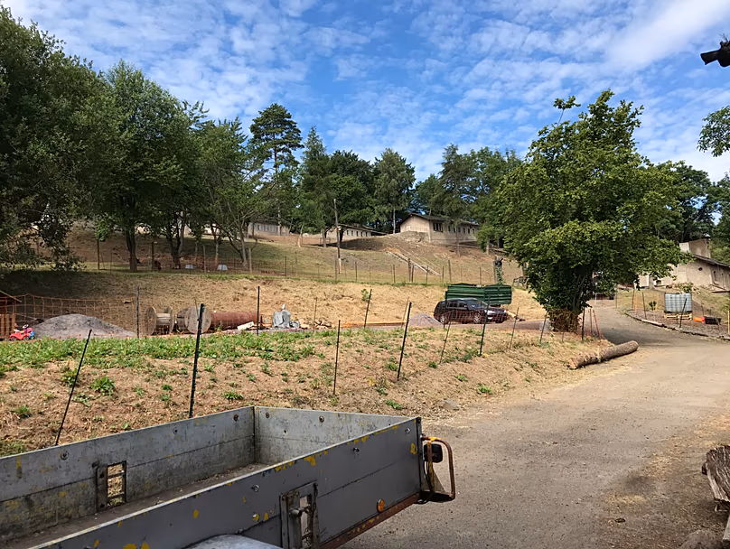 Between fences and wasteland: the former youth village in Kamsdorf has been waiting for a new use for years.