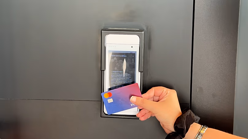 Entry to the premises takes place after a means of payment has been presented