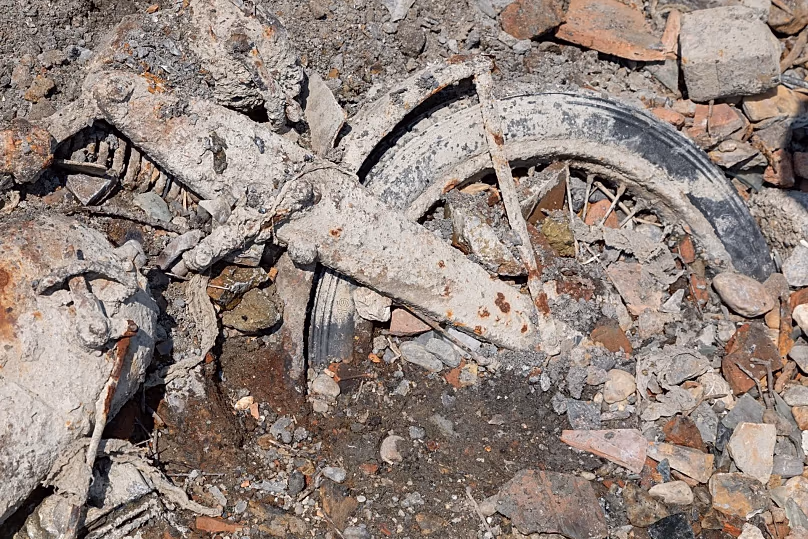 On 2 August the motorcycle was discovered on the Buda side of the Hungarian Parliament, next to the harbour at Batthyány Square. Volksbund