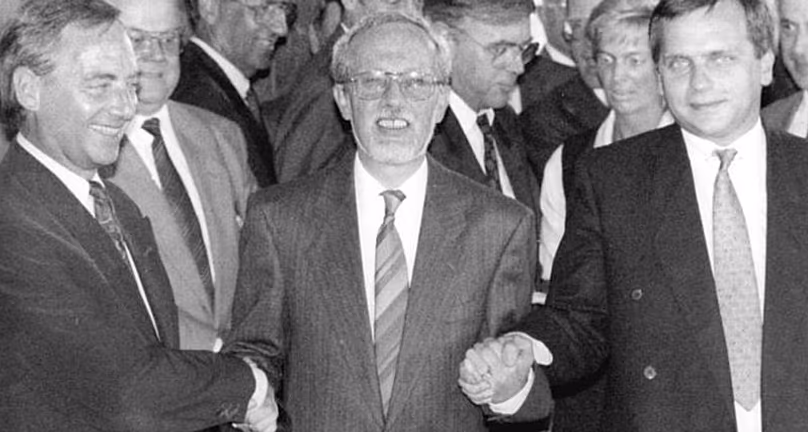 Handschlag zwischen Günther Krause (Staatssekretär der DDR), Lothar de Maizière (DDR-Ministerpräsident), Wolfgang Schäuble (Bundesinnenminister, BRD)