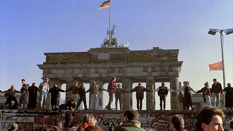 Der Tag nach dem Fall der Mauer, Berliner tanzen darauf, um das Ende der innerdeutschen Grenze zu feiern. (Archiv: 10. November 1989)